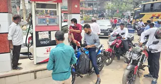 নারায়ণগঞ্জে ছয় দিন পর শুরু জ্বালানি সরবরাহ; দীর্ঘ লাইনে চালকদের ভোগান্তি